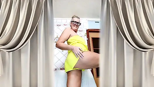 Lukerya ibu rumah tangga yang ceria pamer tubuh aduhainya di dapur. Cewek dewasa melengkung dan berpose close up