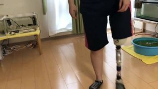 Японская девушка с ампутированной ногой идет с протезом