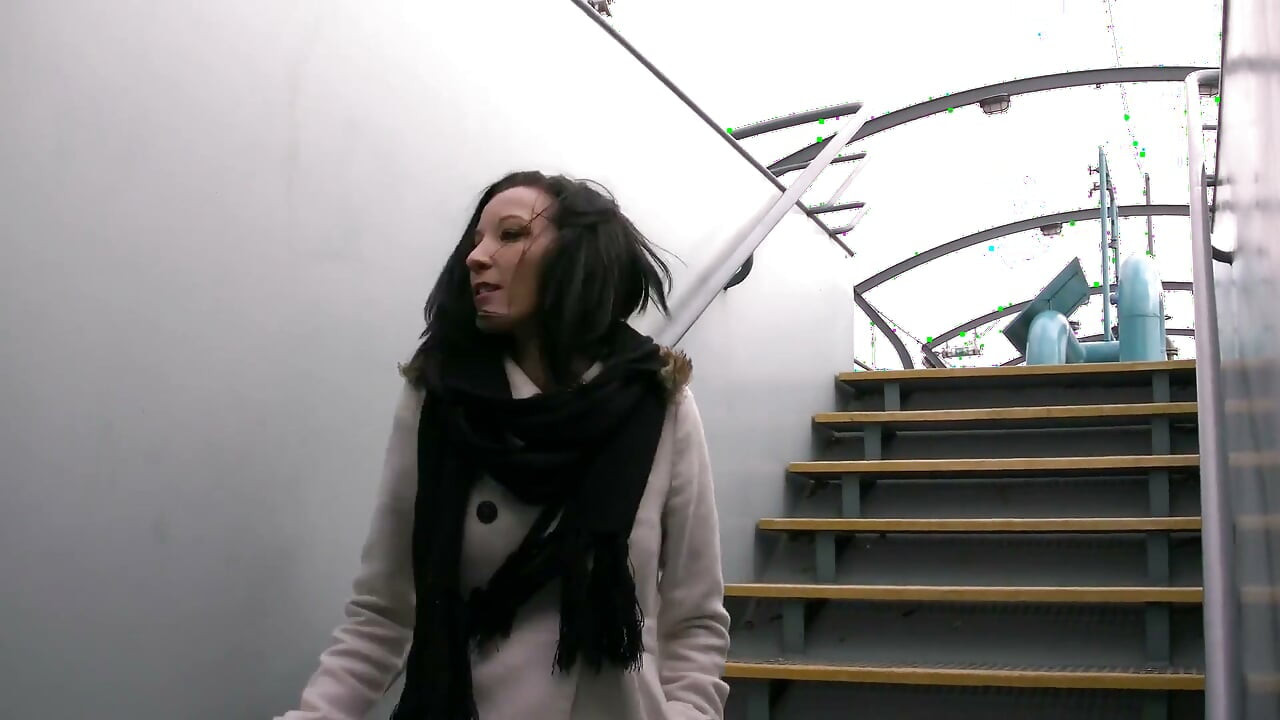 Wilde seks buitenshuis, brunette geneukt door wilde stiefbroer 5807