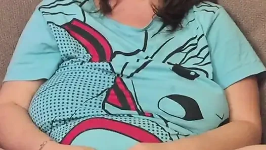 Difilmkan dengan iphone menggunakan dildo ungu besar untuk pertama kalinya