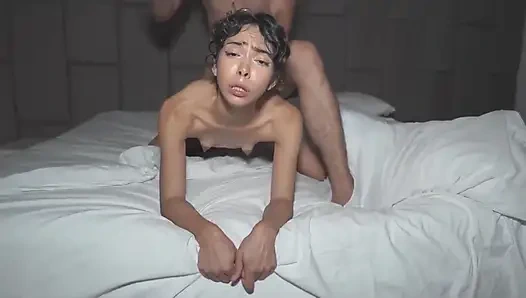 Cewek mungil latina dientot kontol raksasa