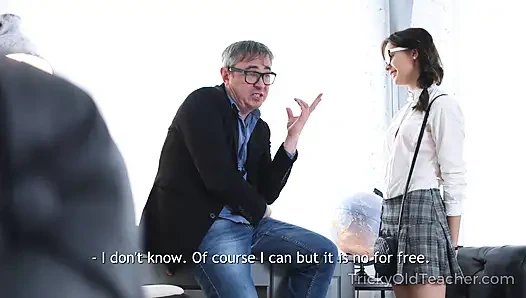 Gözlüklü esmer mini etekli öğretmeni baştan çıkarıyor