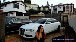 ショートパンツを履いたブルネットが駐車場でラップダンス