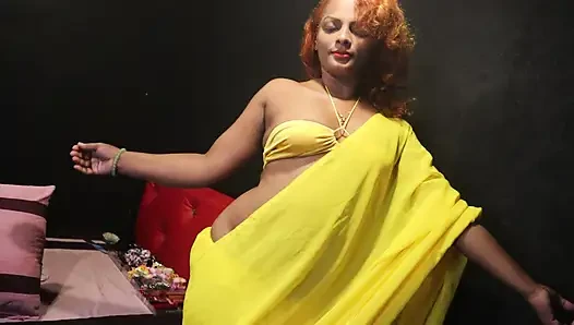 Tarian seksi nilmini sheron dengan kain sari di kamar mandi