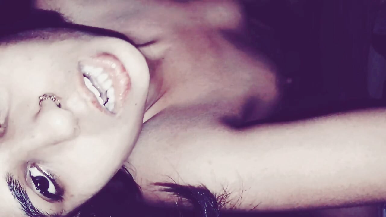 Latika suge o pulă mare și neagră și ia în pizdă