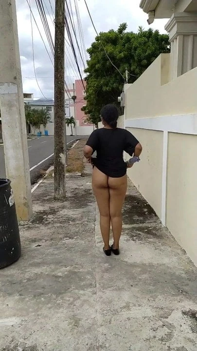 Mommy is walking without panty in front of the neighbors!!