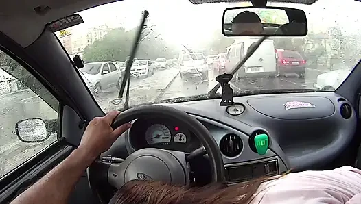 Arkadaşlar akneli bir kıza bindi ve ortodontik diş tellerini spermle doldurdu