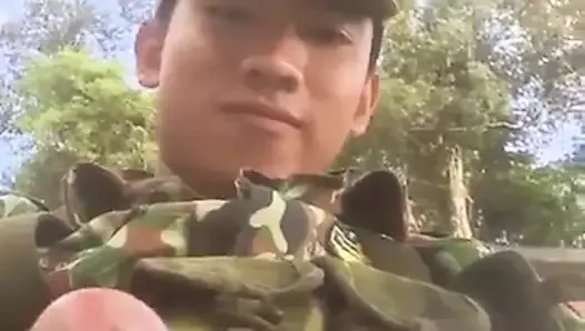 Une jeune militaire asiatique mignonne montre sa bite coupée devant la caméra (18 '')