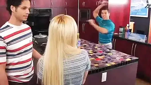Süßes blondes teen reitet großen schwanz