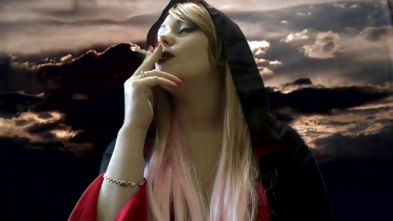 Evil Giantess-vampyren vil gjøre litt flere hull i den lille kroppen din