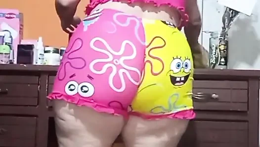 Ibu tiriku yang binal menggodaku untuk ngajak aku ngentot