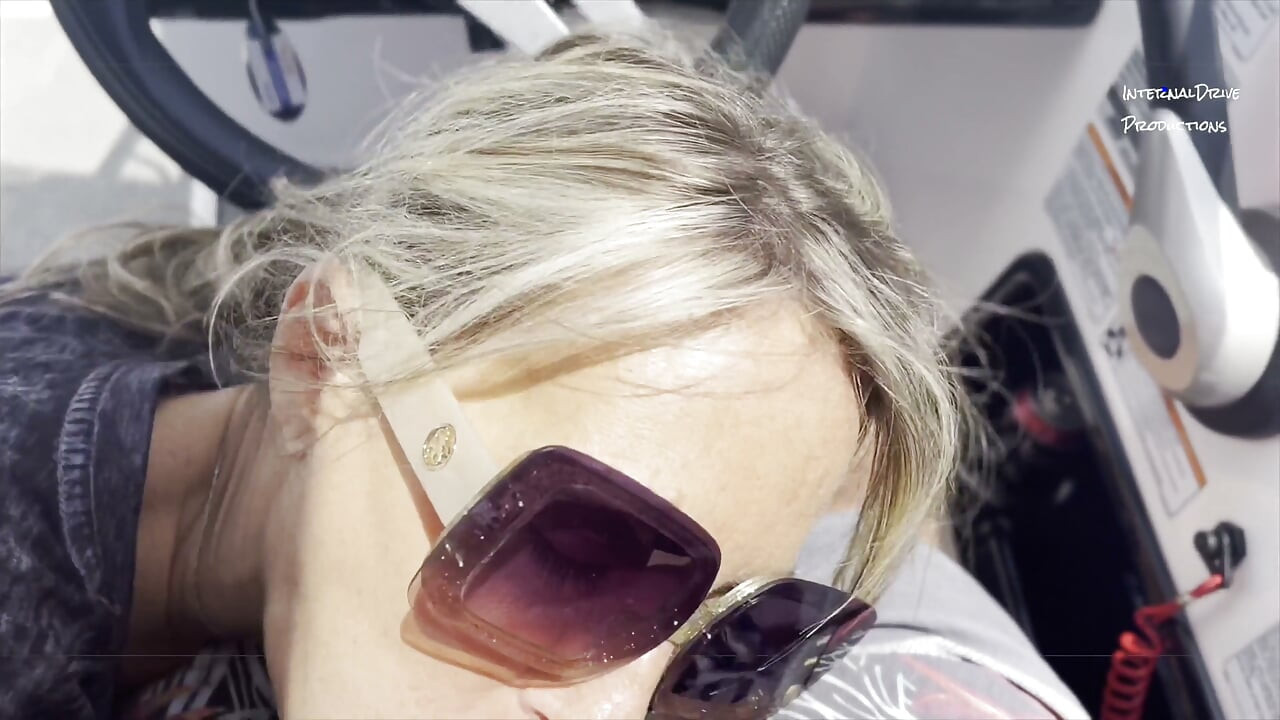 MILF Dianne is giving boat head