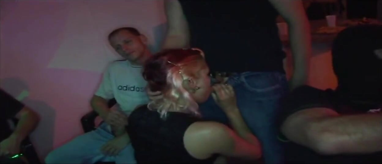 Awek blonde dikongkek gangbang oleh orang-orang miang dalam pesta seks kelab liar