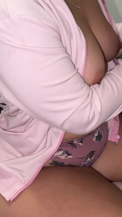 Ele Visita Seu Amigo E É Recebido Pela Bunda Grande De Sua Esposa.
