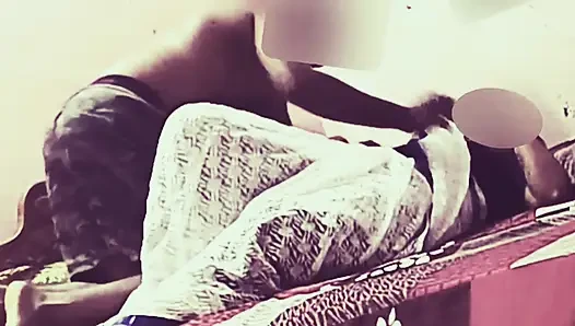 Sari bluzlu ateşli aldatan Hintli ev hanımı sevgilisiyle seks yapıyor