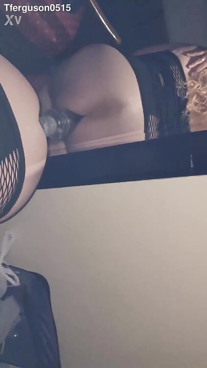 Kurva jaše ogromni dildo dok puši kurac