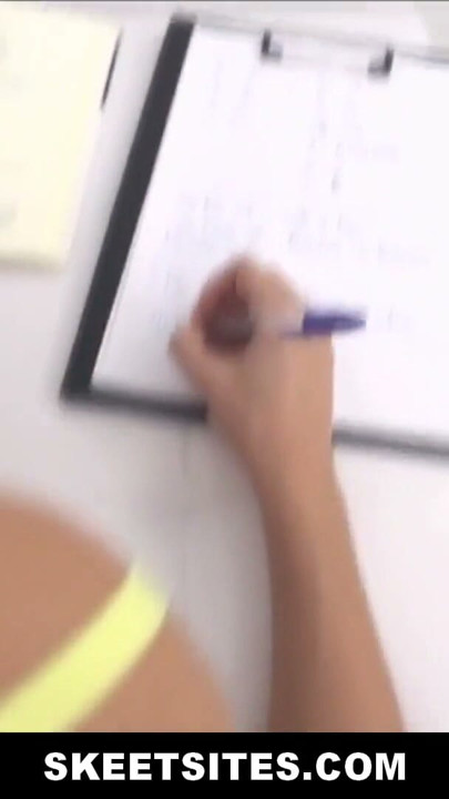Latina Teen Stieftochter hat Sex mit Stiefvater beim Lernen, POV | Clip 1