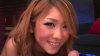 Unzensierter japanischer Stripper mit schöner Bräune wird hart gefickt