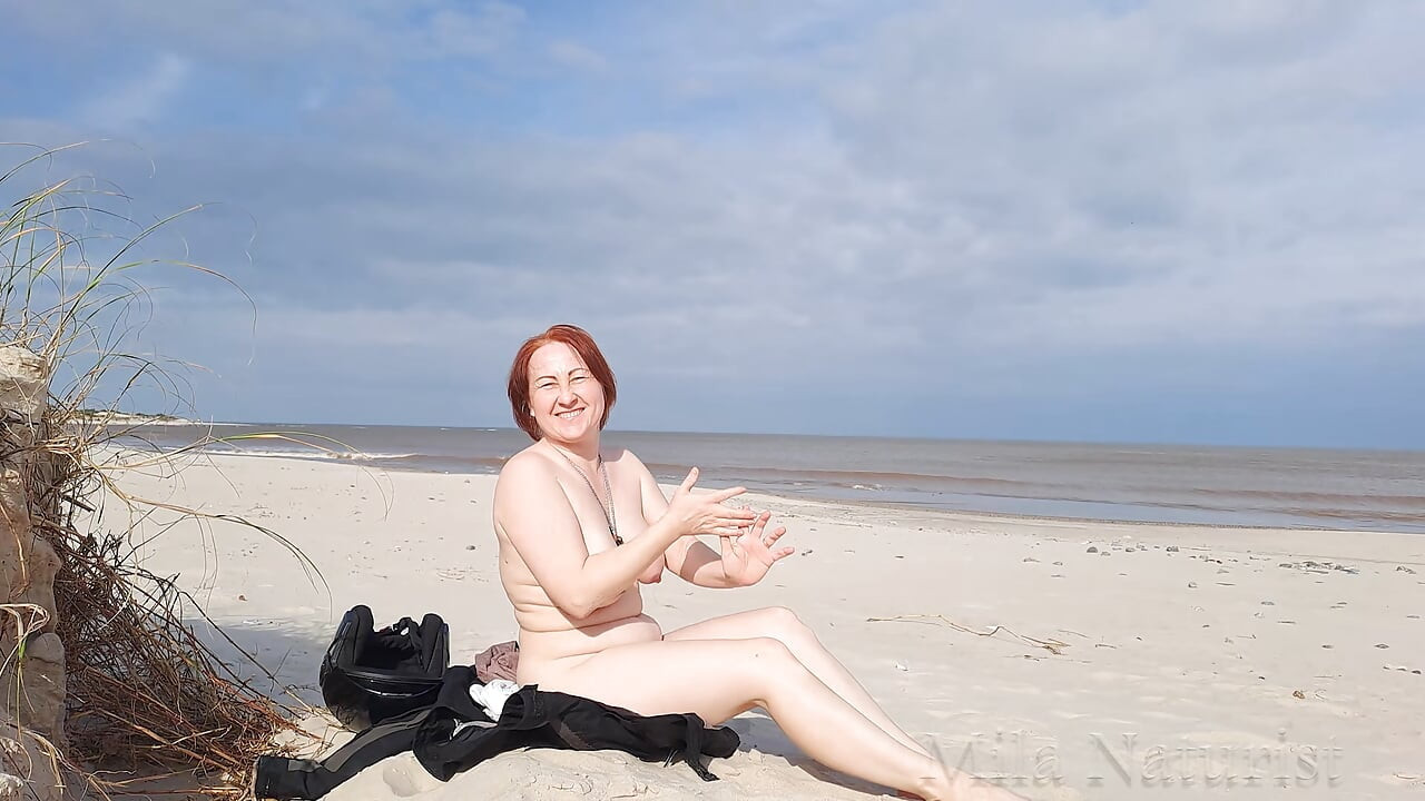 Une motarde se déshabille et se masturbe sur une plage sauvage.