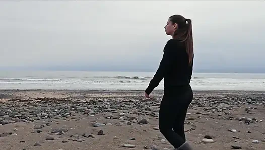 Доминирование из задницы в рот на сюрреалистском пляже