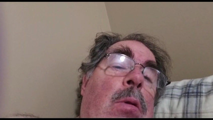 Il nonno accarezza in webcam