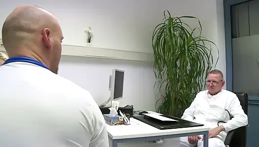 Sarışın Hasta Vahşi Jinekolog Muayenesi Yapıyor