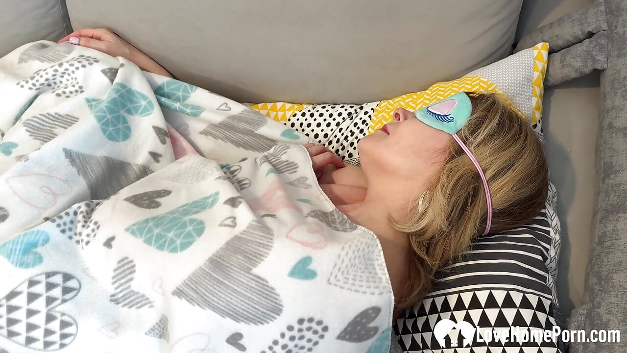 Nestašna MILF iz susjedstva poziva me k sebi i obožava moj kurac mokrim, neurednim pušenjem