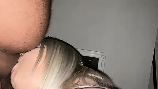 Küçük yarağını gırtlağına kadar alıyor