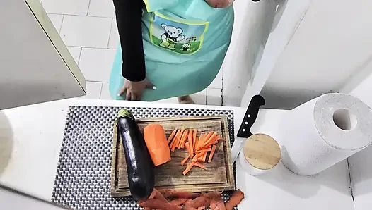 Aç göt deliğime büyük bir salatalık sokuyorum - fetiş