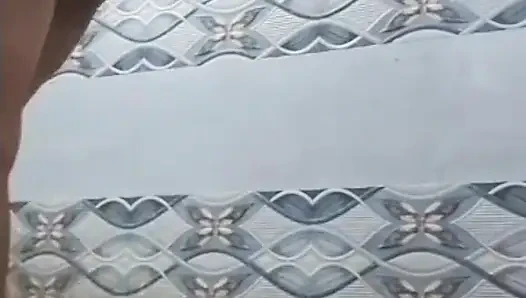 Desi bhabhi banyosu, banyo me naha rahi h...