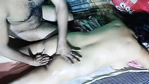 Ibu tiri india dipijat sama pacarnya yang masih muda