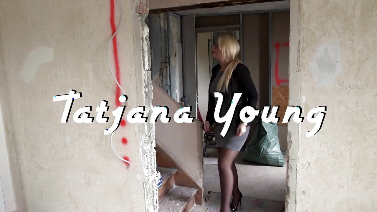 Seksowna milf z dużymi cyckami dostaje ciepłe obciążenie w ustach