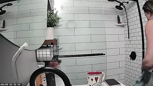 Mrs. joanne tanner, eine echte öffentliche lehrerin, wird in der dusche gefangen genommen 03-09-2026