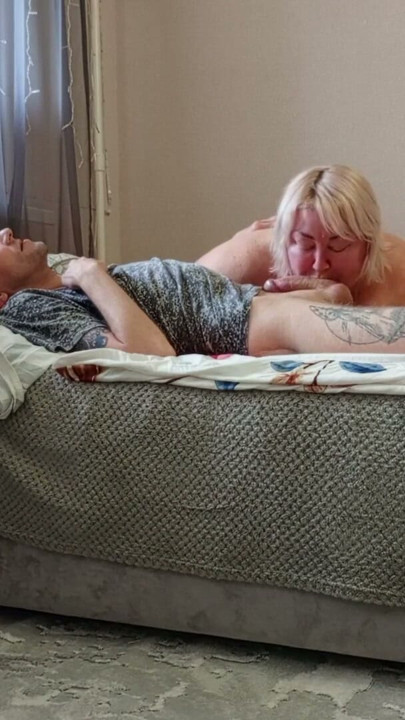 Teściowa połyka penisa głęboko i połyka grubą spermę | Klip 2