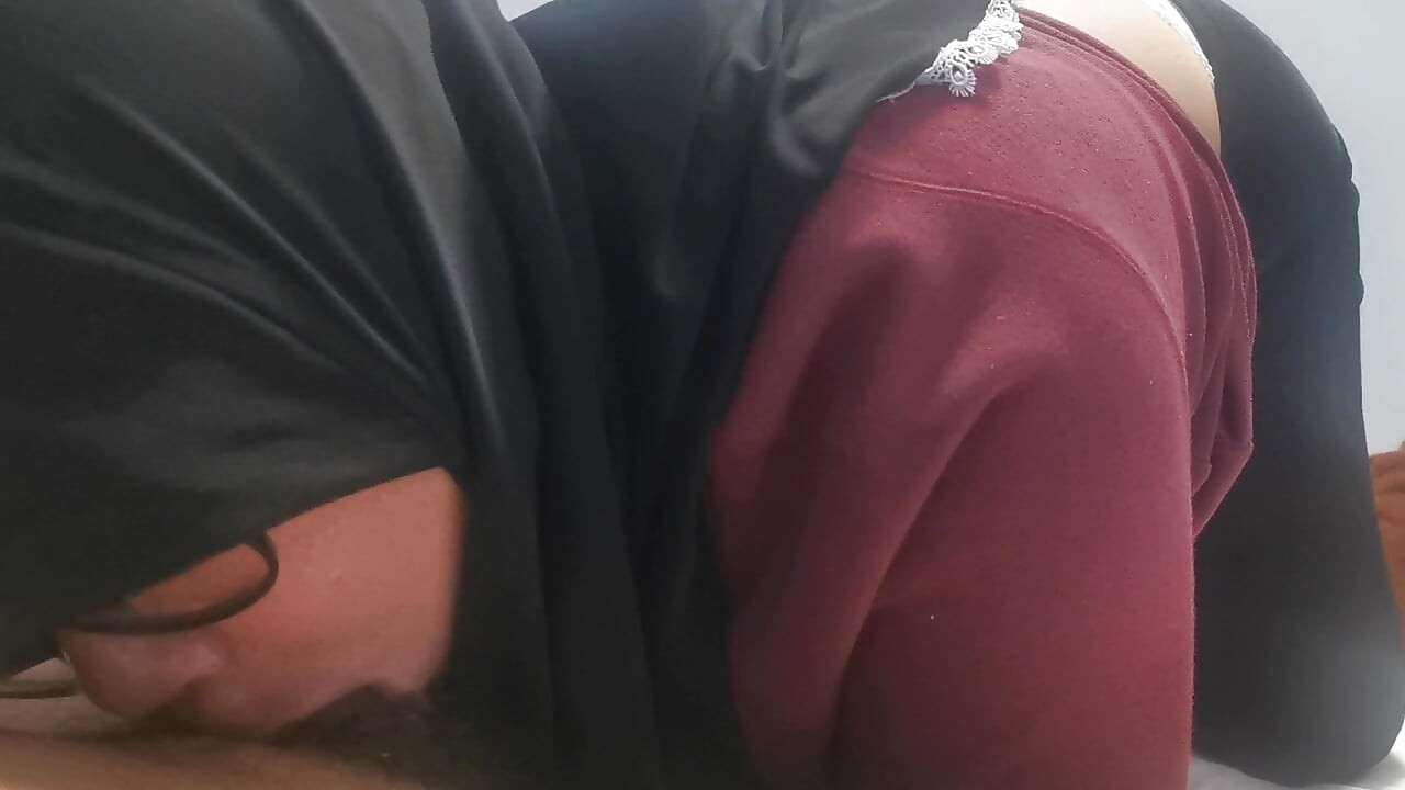 زوجة أب مسلمة تعطي قاسياً