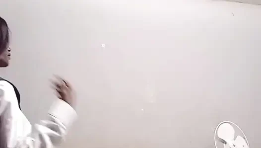 Siswi nakal kulit hitam 18 tahun nyepong kontol sempurna ayah tirinya