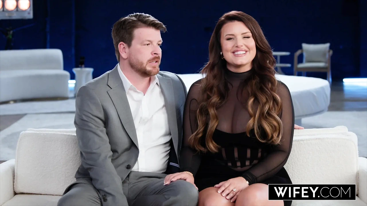 漂亮丰满的热辣人妻Lacy被蒙住眼睛，享受终极群交惊喜