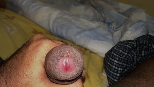 Éjaculation minuscule sur le pénis
