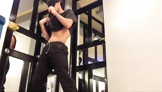 Genç dansçı şehvetli bir dansla beni baştan çıkarıyor ve bana heykellerini gösteriyor!