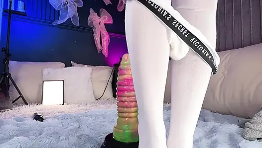 Cewek sange ini lagi asik muasin lubang pantatnya pakai dildo ukuran XL sampai muncrat