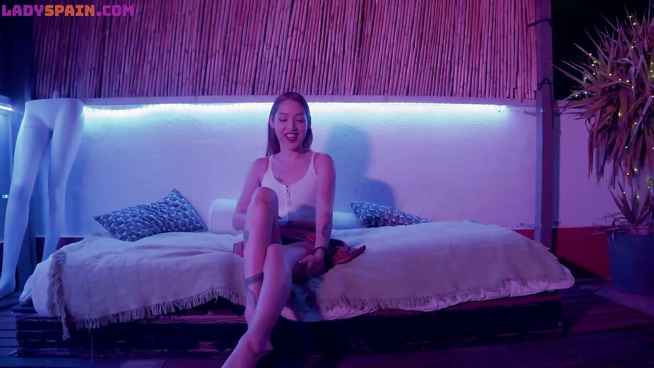 这个胸部小小的瘦美少女，被这个穆斯林男孩的巨屌操到欲仙欲死