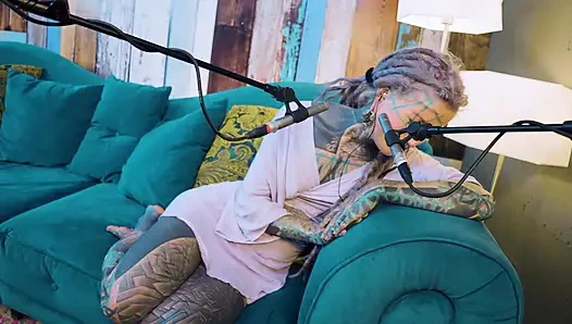 Я говорю о B - Bordem - подкаст ASMR, SFW говорящий готессу худенькая девушка дреды татуированная модель татуированная девушка