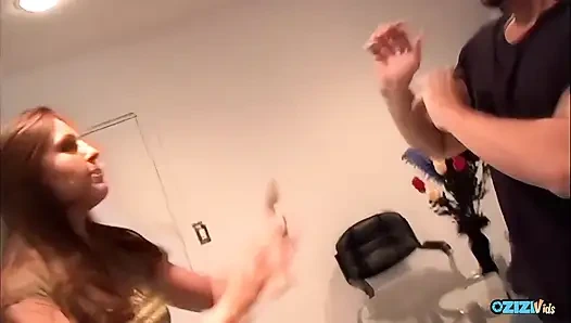 Gadis nakal lagi asik jilat pantat sementara temannya nyepong kontol