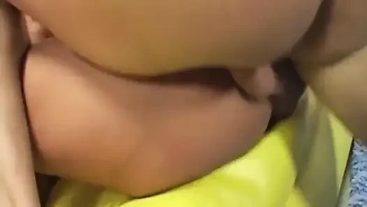 Büyük memeli orta yaşlı seksi kadın sarı kanepede yağlanıyor ve sert sikiliyor