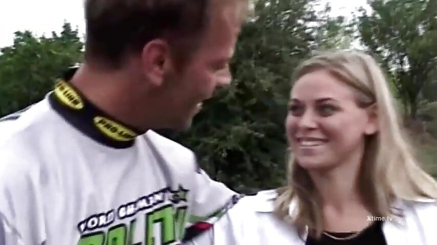 O zi la motocross se transformă într-un futai bun