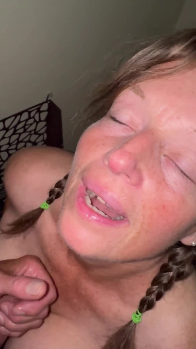 Izgalmas pillanat a "Bonemaiden szopja a WC-n ülő férfit, aki pisilni próbál"