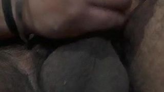 Harige zwarte pik masturberend
