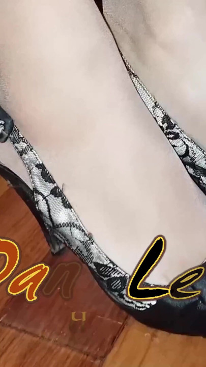 日焼けパンストとセクシーなかかとと巨大な噴水兼のダニ脚