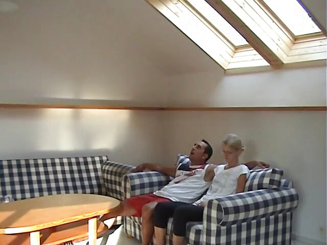 Chica rubia flaca follando en casa