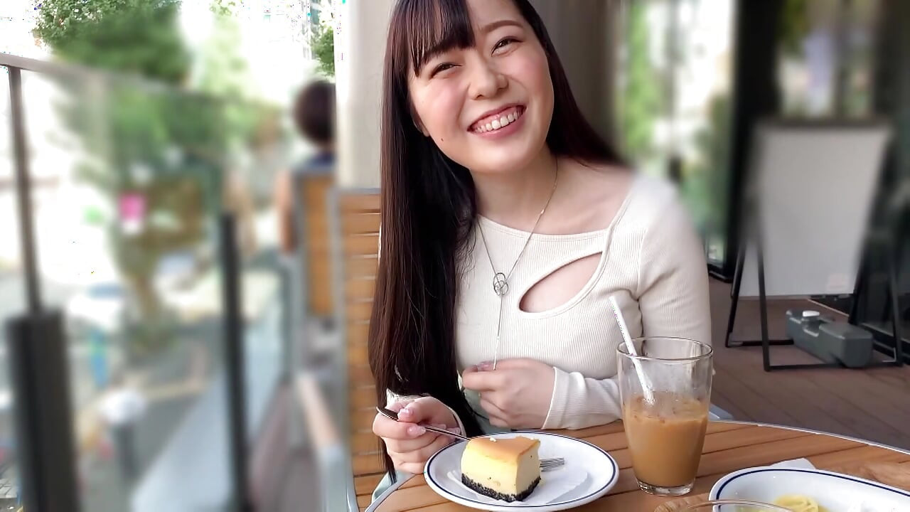 A189F02 A natural girl with a pure appearance and big breasts but a cute little animal charm in a private shoot at a love hotel!